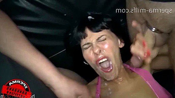 трахает жену языком в жопу
