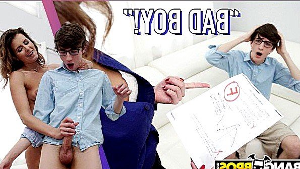 чистит пизду жене